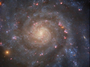 «Хаббл» сделал новый снимок спиральной галактики с перемычкой IC 5332