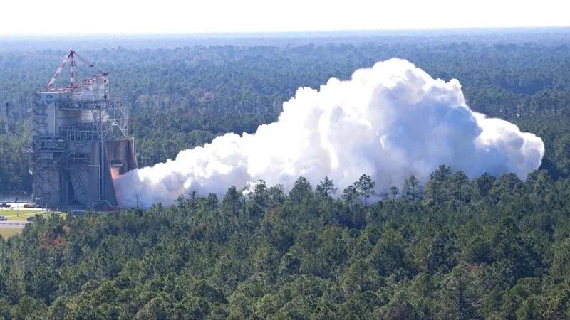 NASA завершила успешные статические огневые испытания новых ракетных двигателей RS-25 для лунных миссий