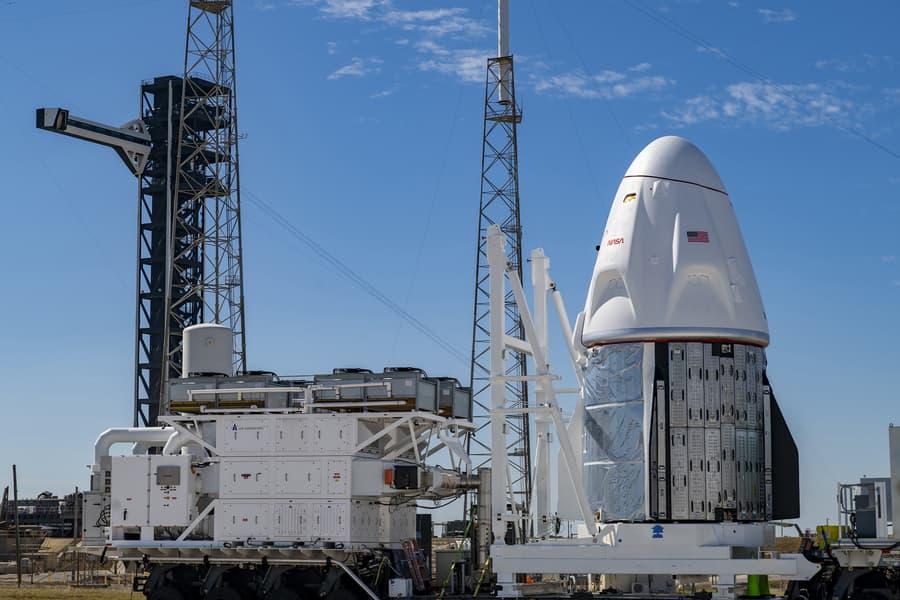 Новый космический корабль SpaceX Dragon доставлен на стартовую площадку